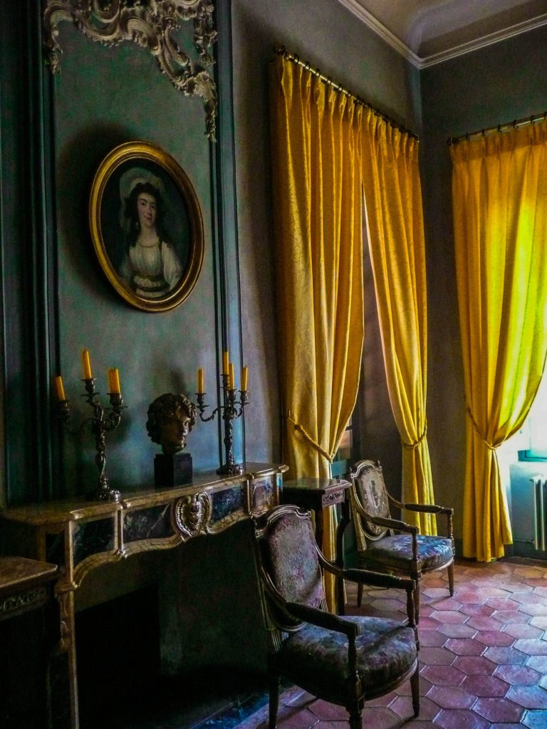 rideaux jaunes dans la Villa Fragonard