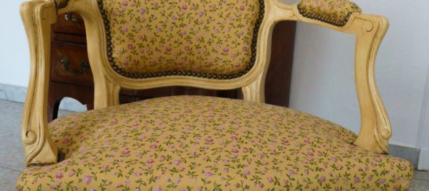 fauteuil beige foncé à motifs