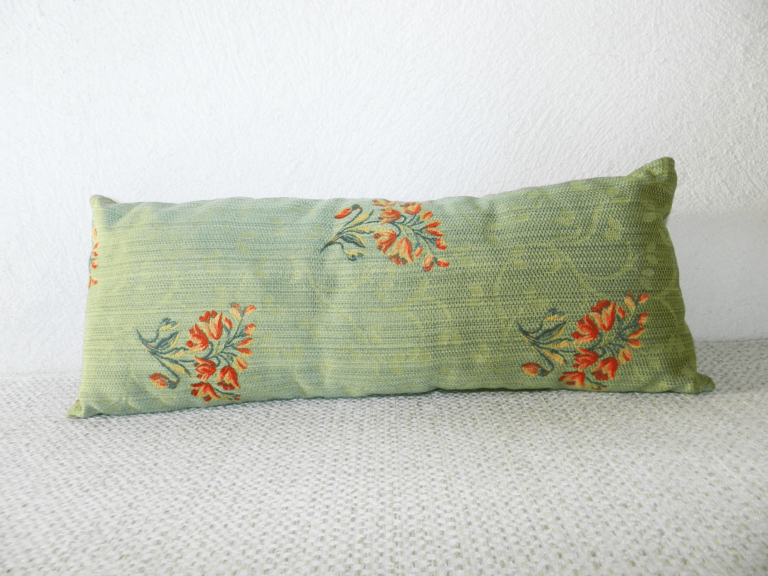 repose-nuque avec motifs fleurs et fond vert