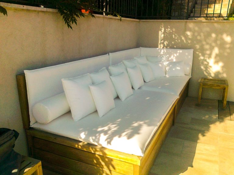 canapé blanc extérieur en bois