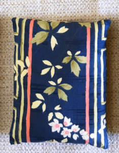 cale-porte bleu foncé motifs fleurs