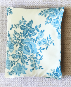 cale-porte 11 fond blanc motifs fleurs bleues
