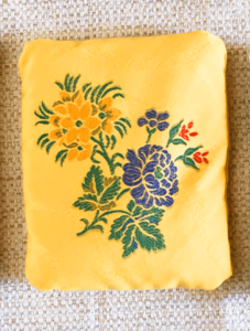 cale-porte fond jaune motifs fleurs blleues et jaunes