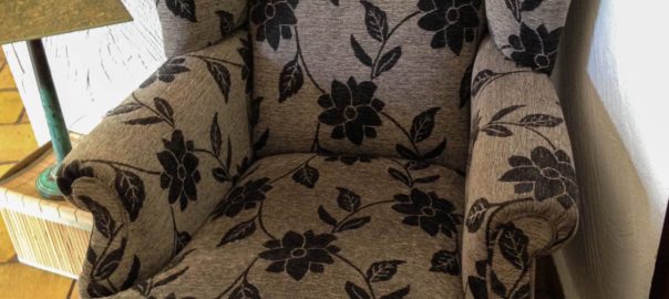 fauteuil marron avec motifs fleuris
