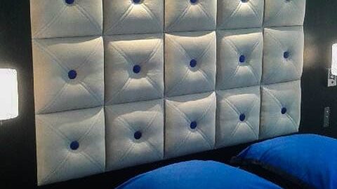 tête de lit blanche avec détails bleus