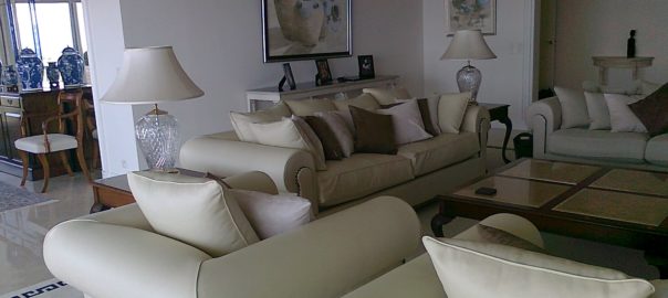 ensemble de fauteuils en cuir beige
