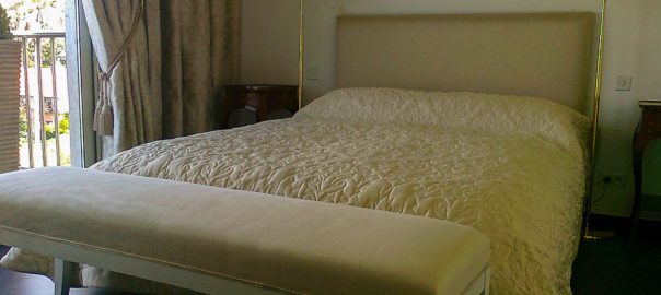 literie et banc de lit blanc