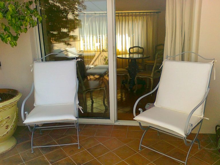 chaises jardin blanches