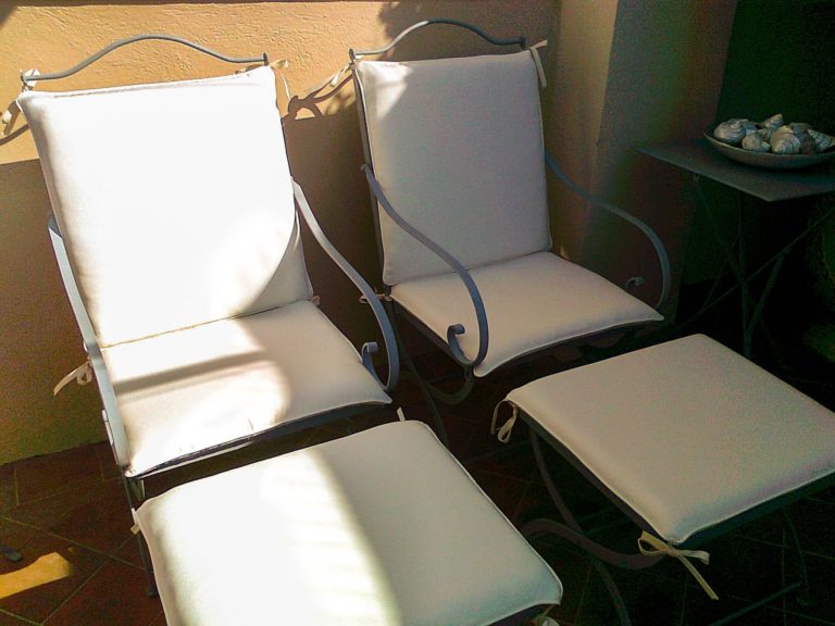 chaises de jardins et reposes pieds blancs