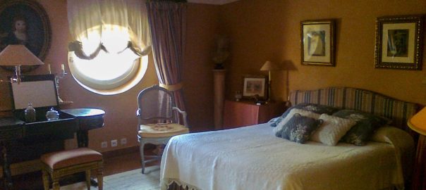 chambre et lit avec jetée de lit