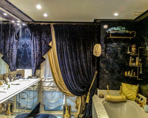 salle de bain avec rideaux jaune velours
