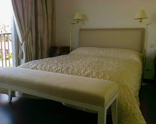 lit et banc de lit blancs